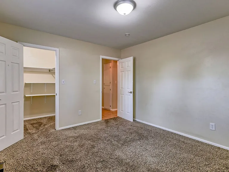 1306 Woodcrest Ct — Photo 10
