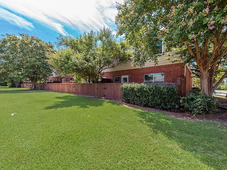 4541 Woodsboro Ln — Photo 19