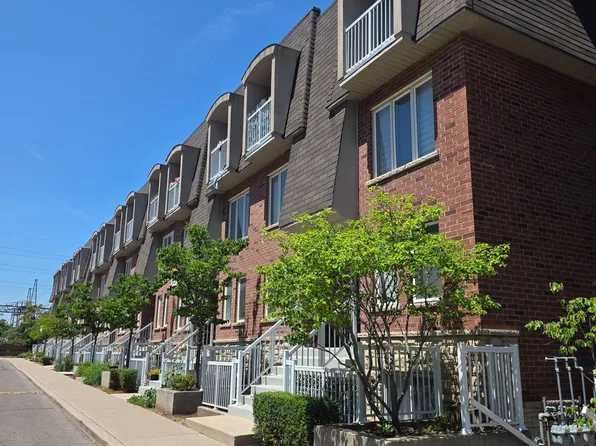 65 Turntable Cres #88, Toronto, ON M6H 4K8