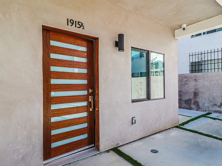 1915 S Palm Grove Ave — Photo 6