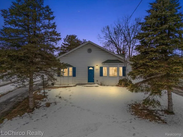 425 East Rd, Holly, MI 48442