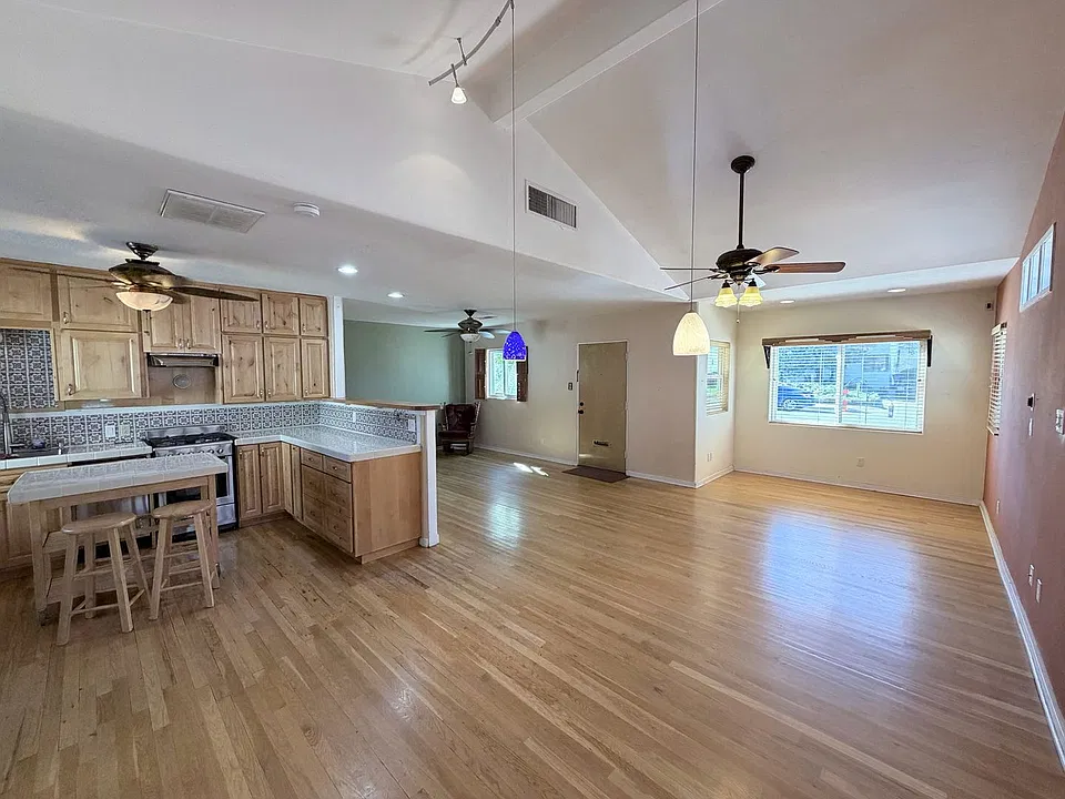 1224 Princeton Dr NE