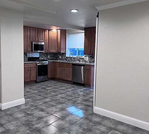 5th image of 724 Napa St