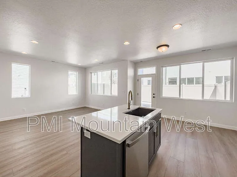 2606 N 2125 W — Photo 10