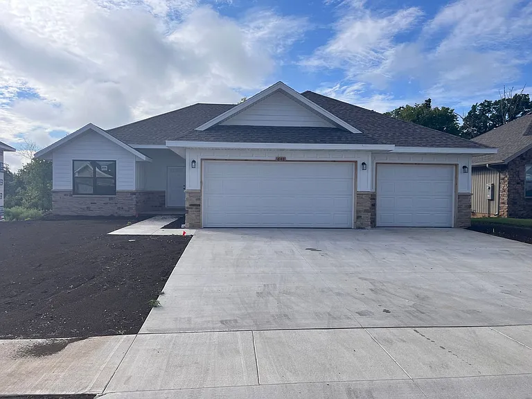 648 W Brook Hollow Rd — Photo 1