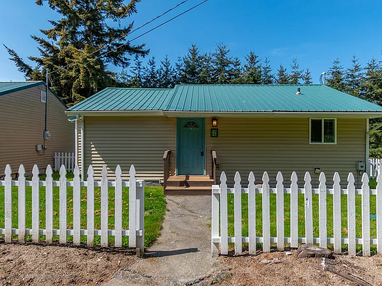 Recently Updated 2-bedroom Cottage — Photo 12