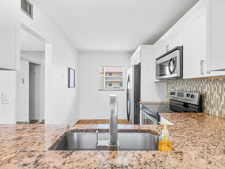 2865 SW 22nd Ave #105 — Photo 12