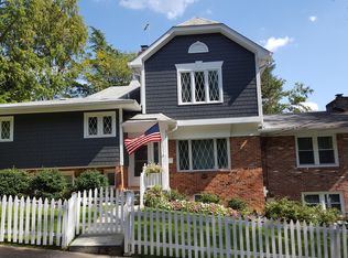 39 Wellesley Cir, Glen Echo, MD 20812