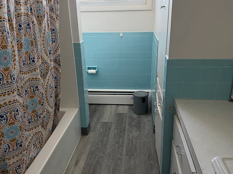 Full bathroom second floor