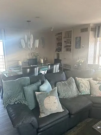 3 bed, 1957 sqft, $2,300 — Photo 3