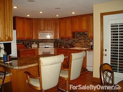 Kitchen w/oak cabinets & storage
						:
						New counter tops, eat-in area and counter seating. Appliances included.