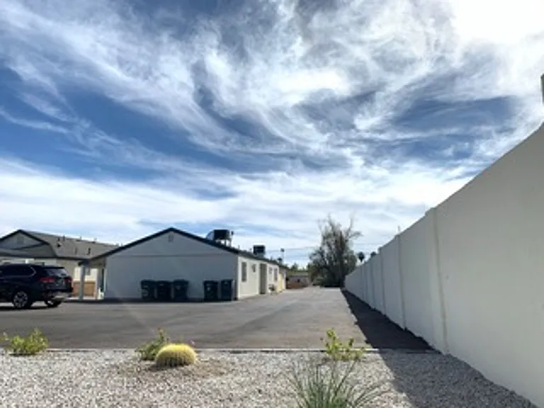 906 E Roma Ave — Photo 9