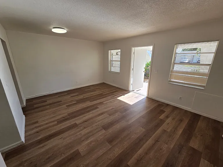 236 SE 9th Ave — Photo 10