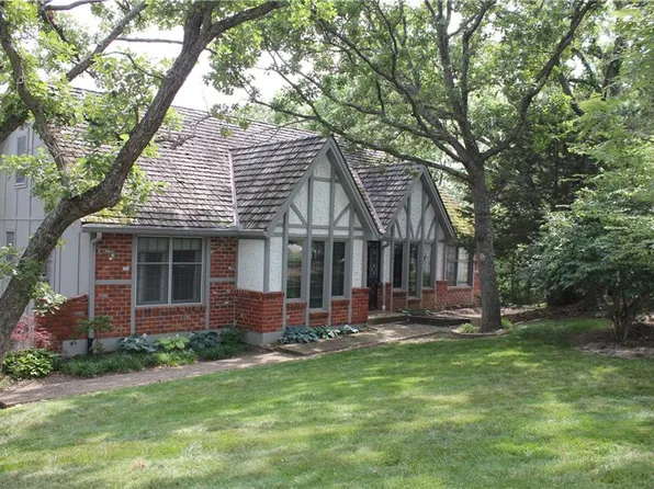8402 Redbud Ln, Lenexa, KS 66220