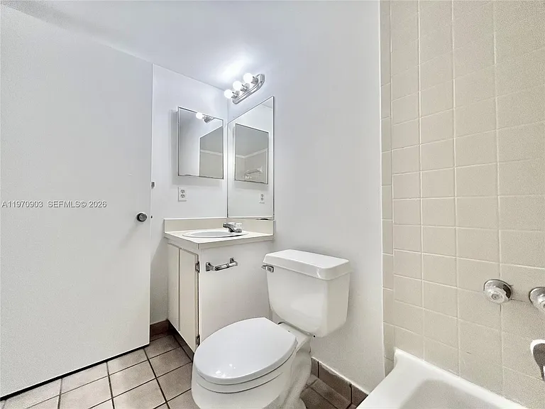 400 Palm Cir W #201 — Photo 26