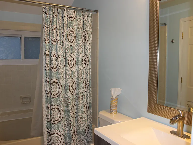 Main level full bath