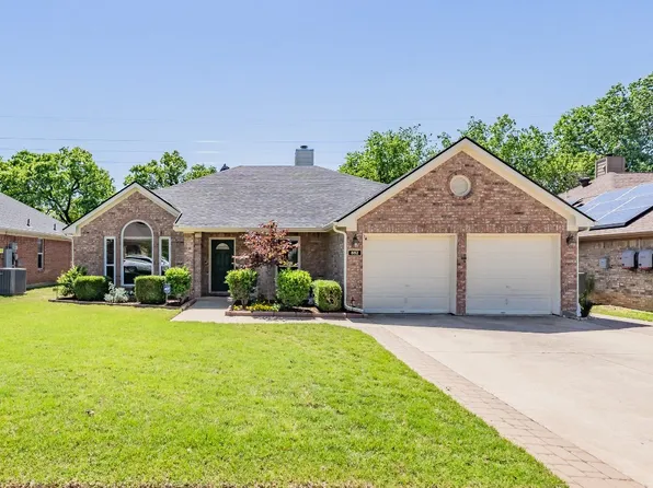 852 Park Forest Dr, Hurst, TX 76053