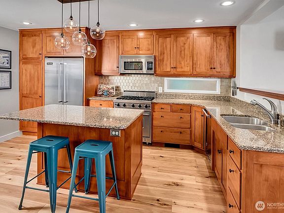 3rd image of 11262 Riviera Place NE