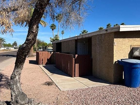 3rd image of 902 S Kenwood Cir