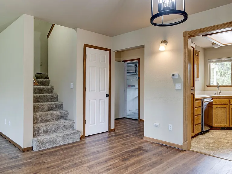 1250 SW Heller St #E1 — Photo 3