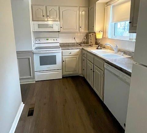 4th image of 4347 Chateau De Ville Dr APT B