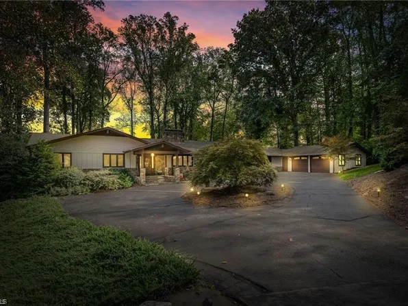 3301 Forsyth Dr, Greensboro, NC 27407