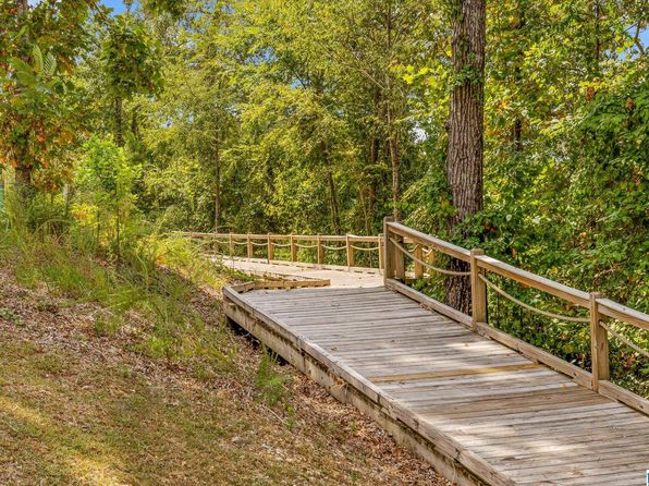 15 Harbor Pointe Dr, Talladega, AL 35160
