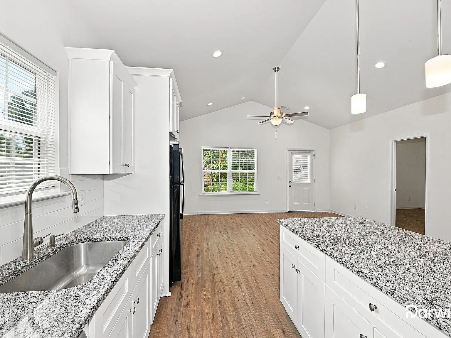 3 bed, 2.0 bath, 1154 sqft, $1,940 — Photo 3
