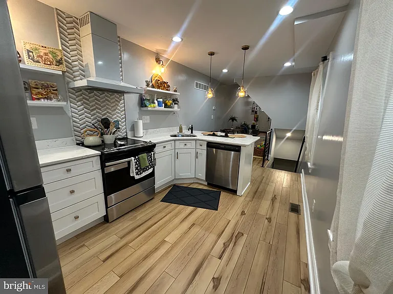 2512 Nicholas St — Photo 4