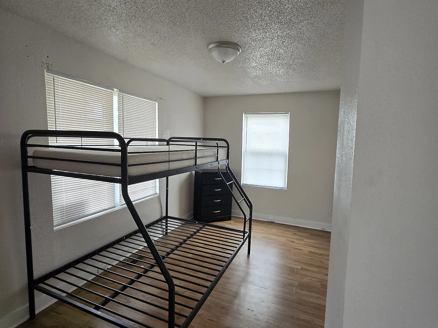 3 bed, 1.5 bath, 1198 sqft, $1,500 — Photo 2