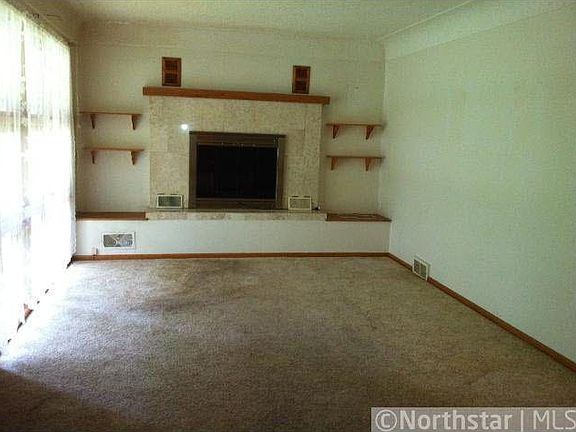 2nd image of 2595 Clarence Street
