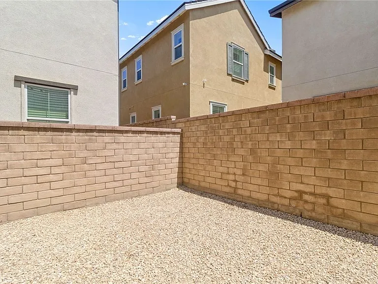 2811 E Kendall Ln — Photo 30
