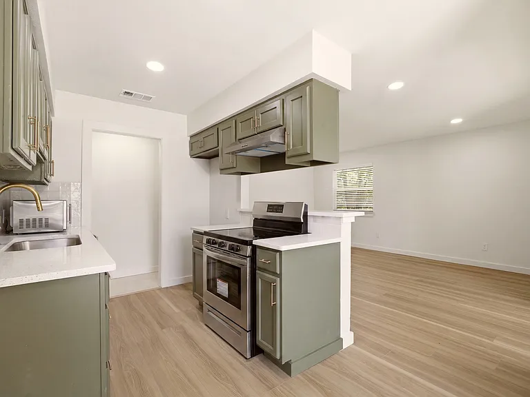 908 Isbell Rd #B — Photo 5