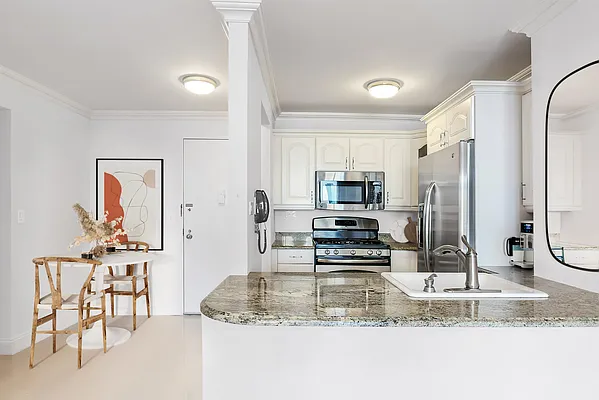 Rented by SERHANT. | media 17