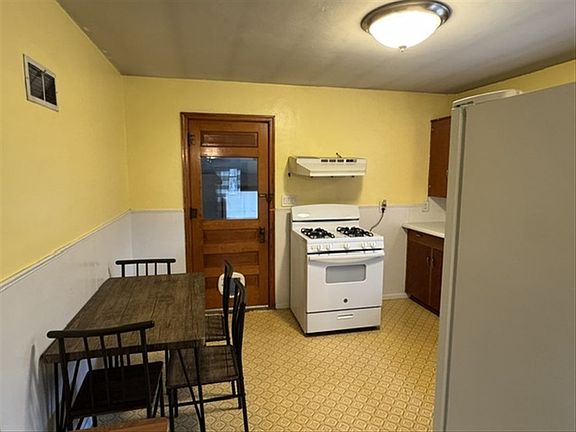 5th image of 109 W Washington St