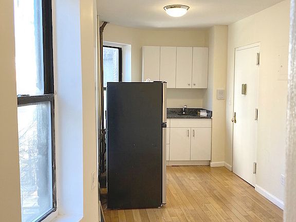 3rd image of 454 W 36th St #4W