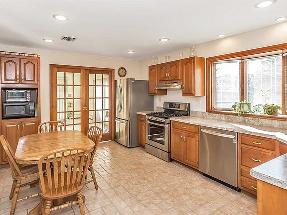 5th image of 152 Snedecor Ave