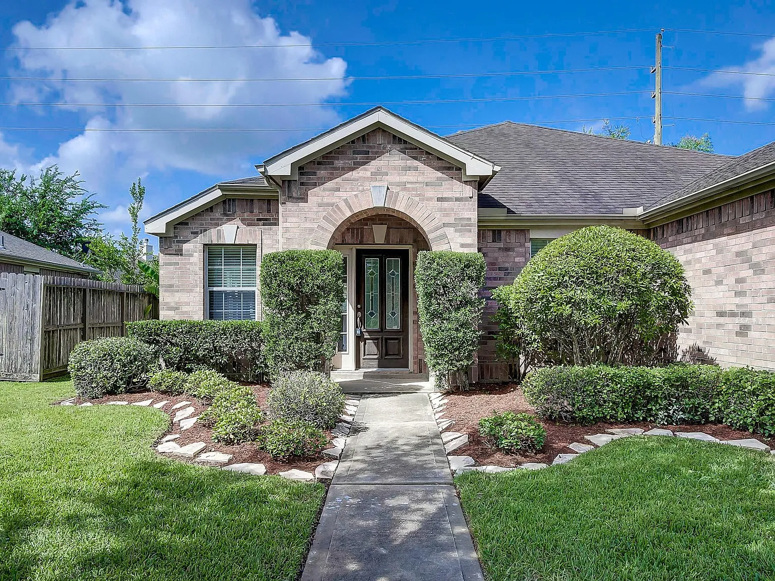 3 bed, 4.0 bath, 1892 sqft, $2,400 — Photo 2