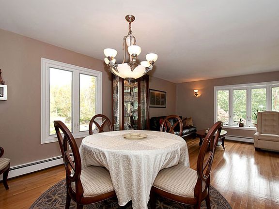 3rd image of 32 Hillcrest Dr