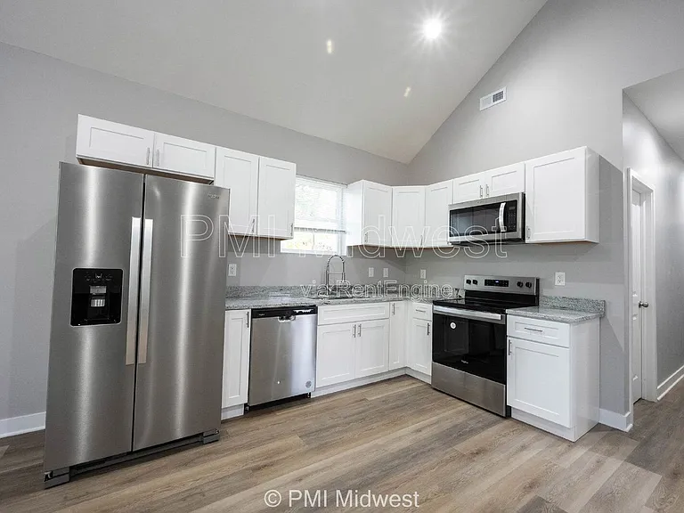 1843 N Dexter St #B — Photo 6
