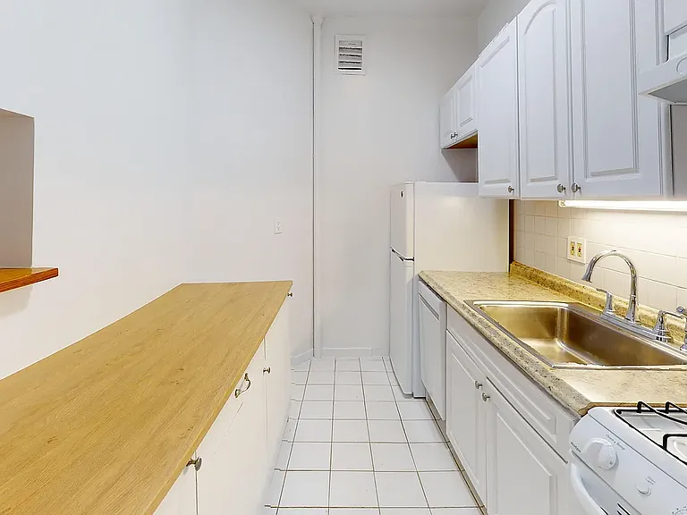 300 1/2 E 65th St #2D — Photo 8
