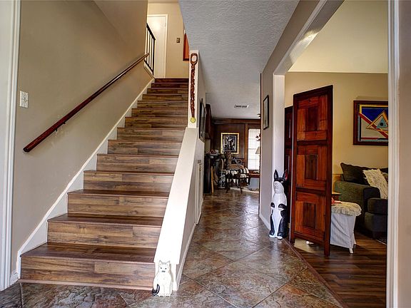 3rd image of 2307 Oakview Dr