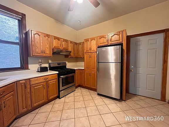 2nd image of 3110 N Kenmore Ave #2