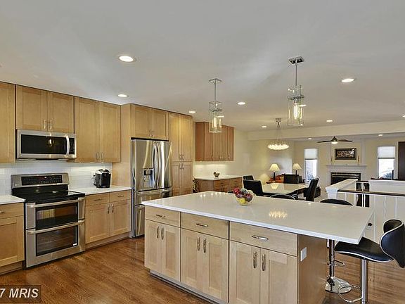 4th image of 2812 Oakton Manor Ct