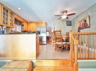 40 Sharrotts Rd, Staten Island, NY 10309