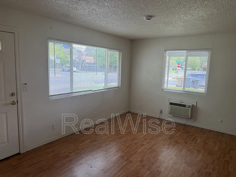 716 SE 9th St — Photo 4
