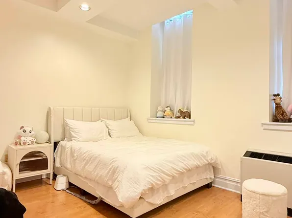 45-02 Ditmars Boulevard image 1 of 7