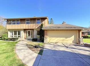 1141 W Acacia Rd, Glendale, WI 53217