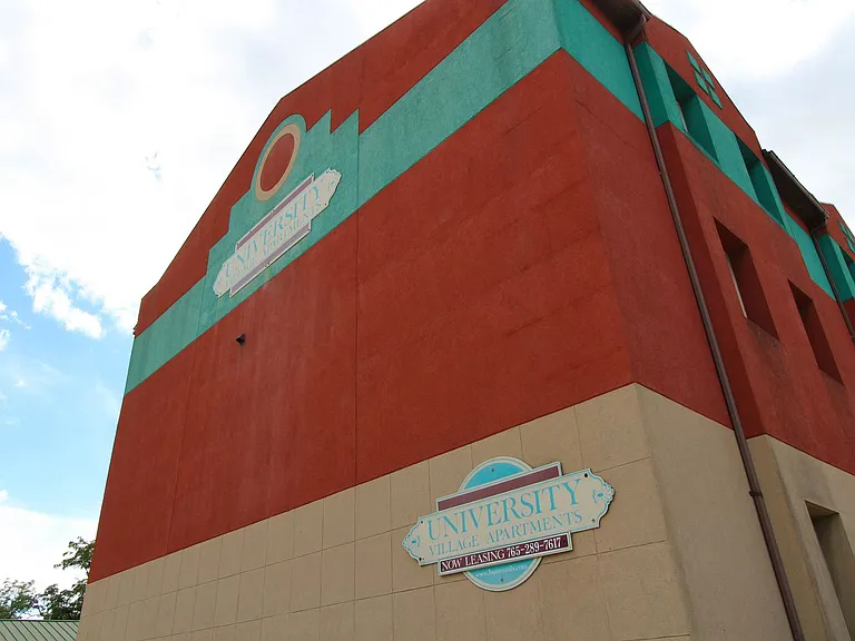 District on University — Photo 16