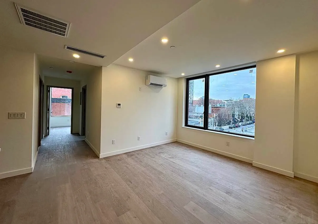 321 Franklin Avenue — Photo 3